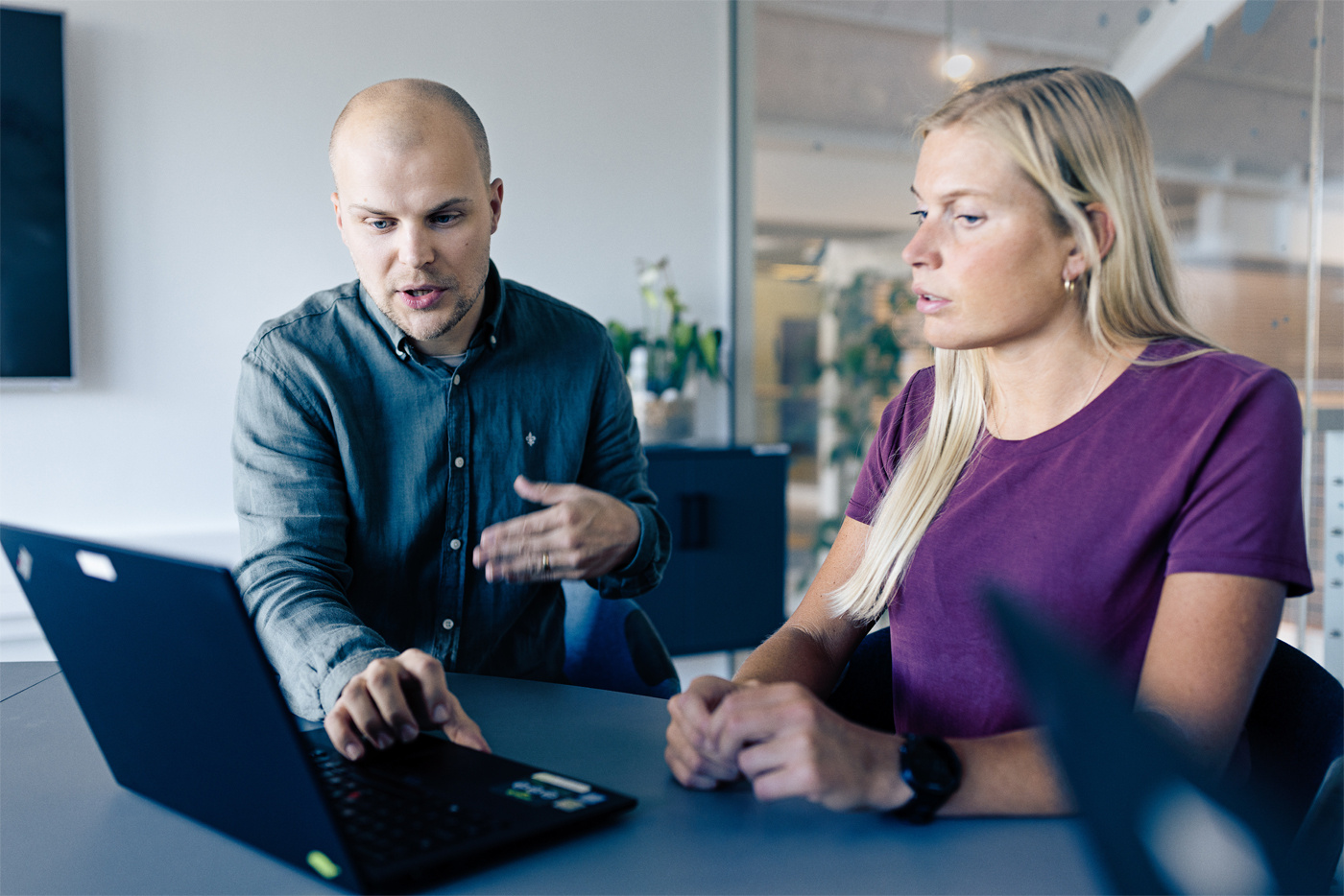 Supportmedarbetare-hos-Plandisc-visar-funktioner-och-hjälper-en-användare-komma-igång-personlig-hjälp-och-onboarding-i-Plandisc